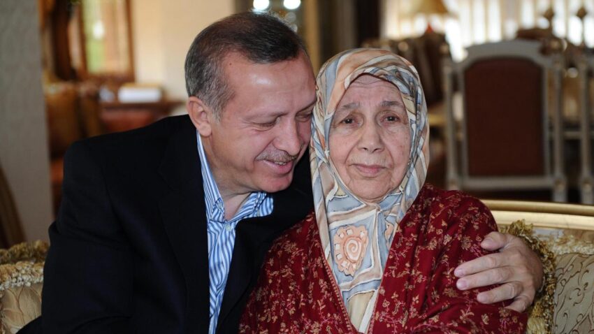 President Erdoğan Extends Early Mother’s Day Greetings, Emphasizes Family Values