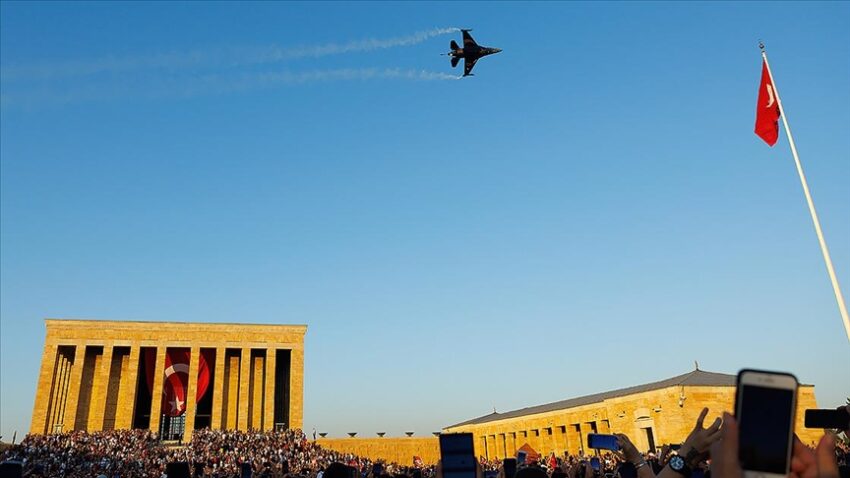 SOLOTÜRK Performs Tribute Flight for 103rd Victory Day