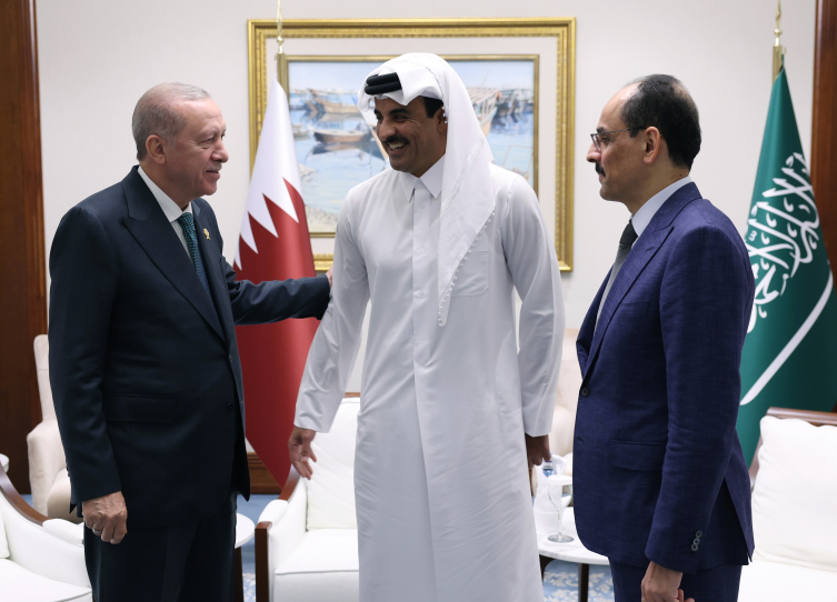 President Erdoğan Engages in Intensive Diplomacy at Extraordinary OIC–Arab League Summit in Qatar